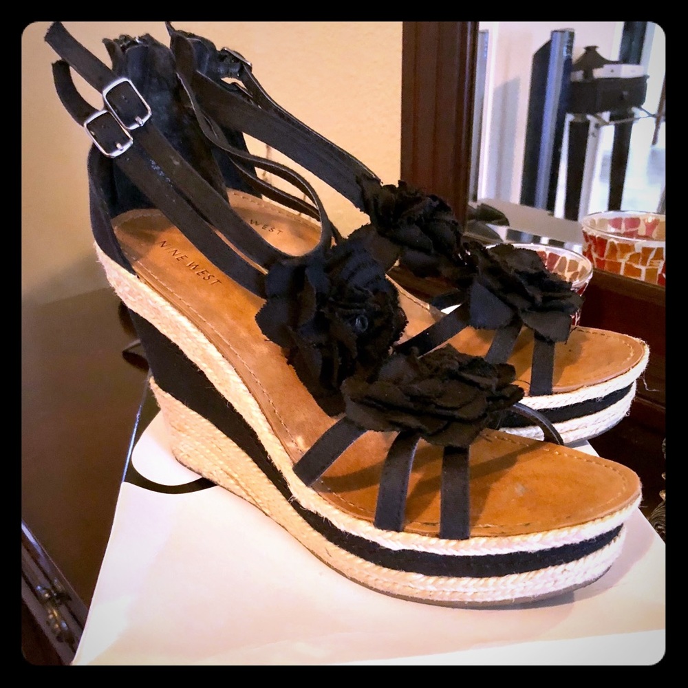 💖Nine West Black & Cream Flower Wedge Sandals💖